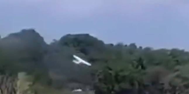 Avião cai e passageiro grava vídeo do momento do impacto; VEJA