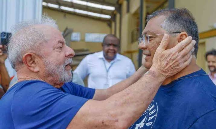 BOMBA: Senador revela ter documentos para derrubar Lula e Dino: ”Tenho um pen drive”