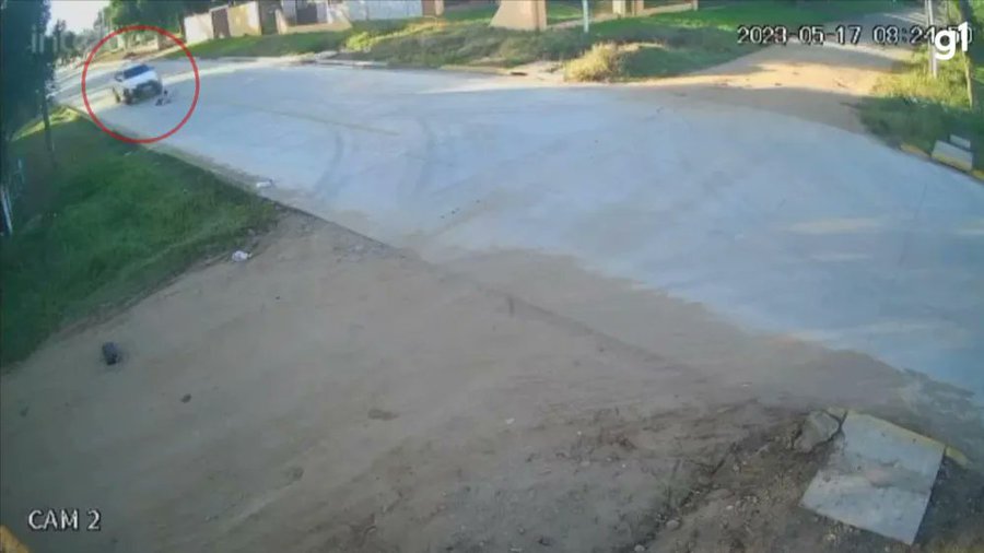 BRASIL: Bebê engatinha até meio da rua, é atropelado por carro e motorista não presta socorro; VEJA VÍDEO