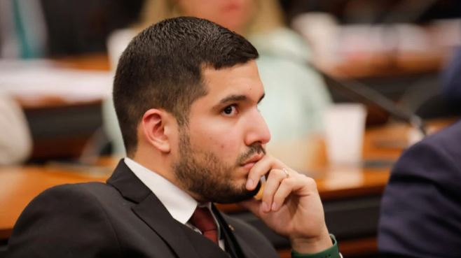 Base do governo Lula deve pedir a remoção de André Fernandes da CPMI