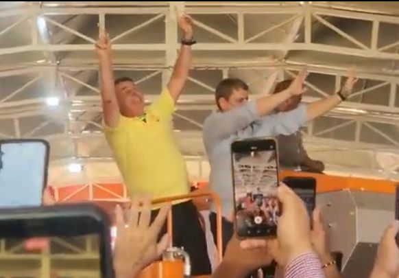 Bolsonaro e Tarcísio são aclamados por multidão na Agrishow; VEJA VÍDEO