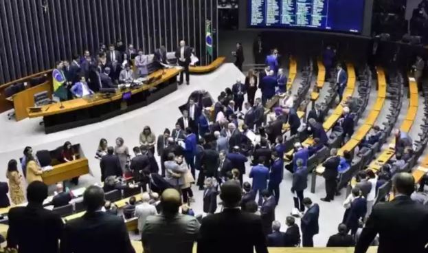 Câmara aprova equiparação salarial entre homens e mulheres