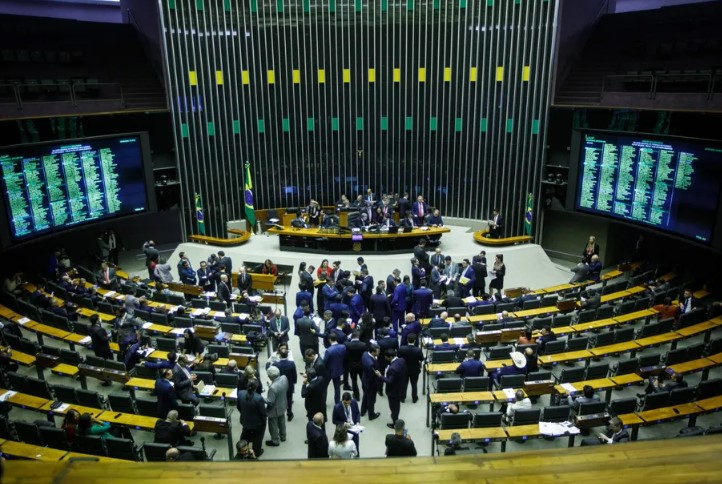 Câmara rejeita tornar crime de responsabilidade descumprir metas fiscais 