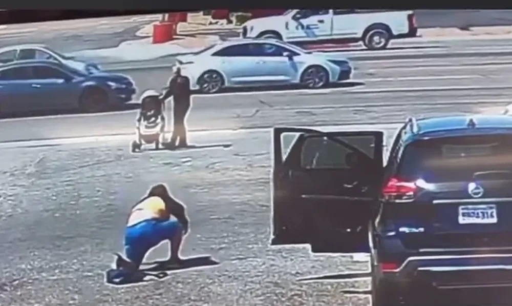 Carrinho de bebê desgovernado é salvo por estranho pouco antes de chegar a avenida movimentada; veja vídeo