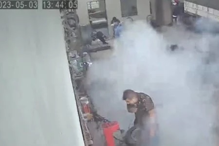Cenas fortes: Mecânico morre após pneu de caminhão explodir em borracharia; vídeo