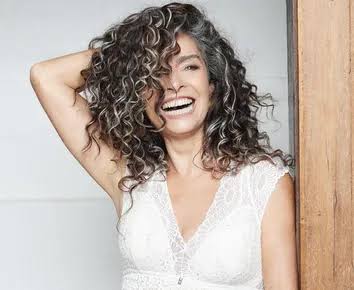 Claudia Ohana posa de lingerie branca e chama atenção na internet; VEJA FOTOS