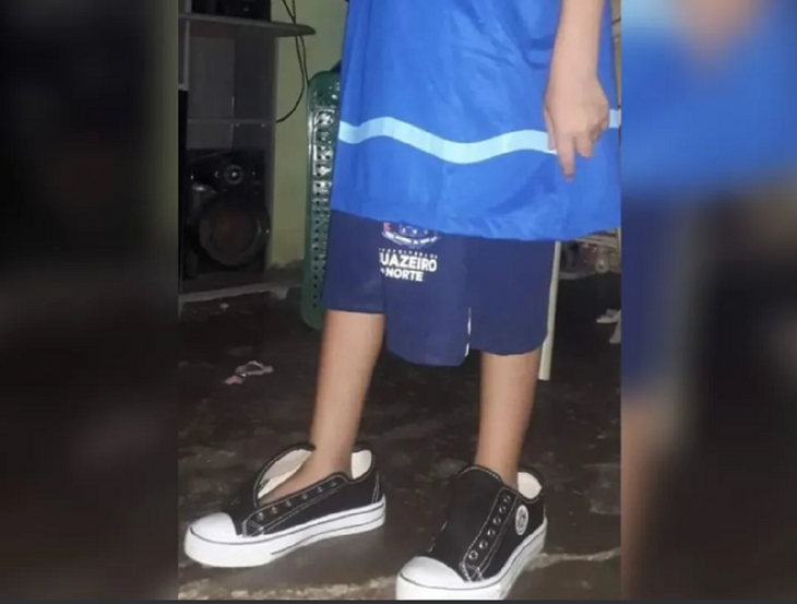 Crianças recebem uniforme e sapatos ‘gigantes’ em escolas no interior do Ceará 