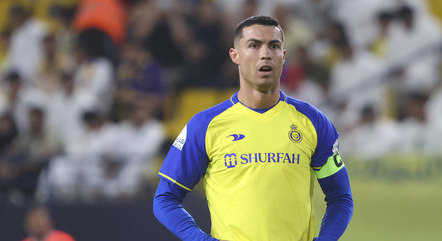 Cristiano Ronaldo se irrita com ‘momento fã’ de auxiliar técnico de clube adversário e o empurra em campo; VEJA VÍDEO