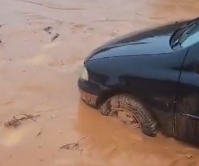 De lama em pista até peixe em rua, praia no litoral norte da Bahia enfrenta fortes chuvas; VEJA VÍDEO