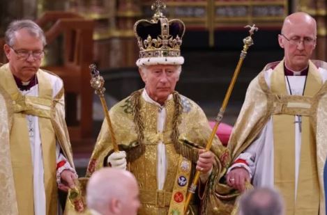 “Dedos de salsicha” do rei Charles III chamam atenção na coroação; VEJA IMAGENS