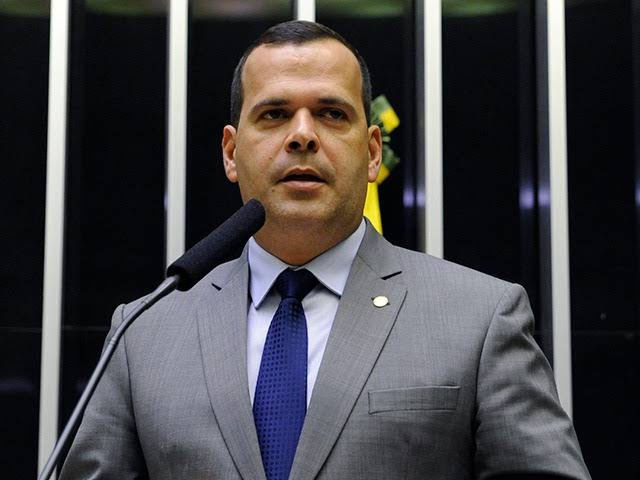 Deputado alvo de operação da PF diz que se vacinou e fez campanha: “palhaçada”