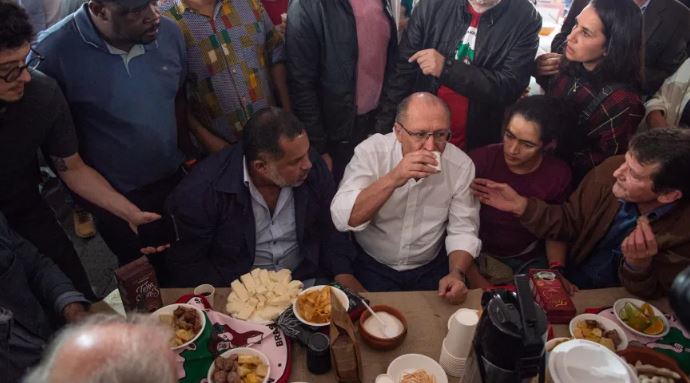 Em feira do MST, Alckmin é chamado de ‘guerreiro do povo brasileiro’ e Haddad vira garoto-propaganda