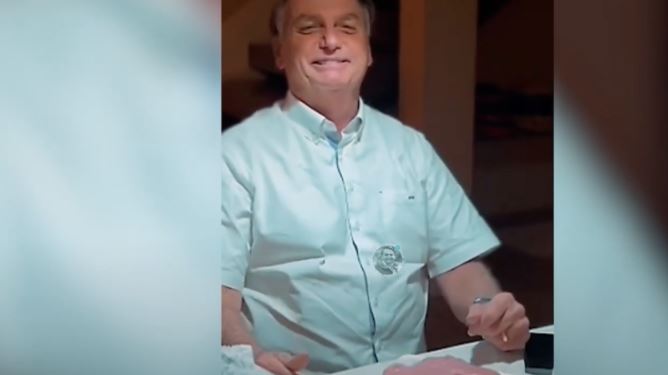 Em vídeo publicado no TikTok, Bolsonaro reclama do preço da mortadela: “Tá meio pesado hein”; VEJA VÍDEO