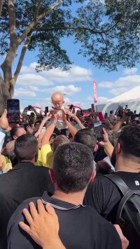 Emocionante: Bolsonaro ergue criança especial nos braços e é ovacionado por apoiadores; veja vídeo
