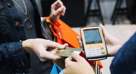 “Está difícil”: quatro em cada dez brasileiros adultos não conseguem pagar suas dívidas