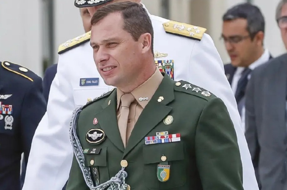 Exército informa que não vai abrir processo contra Mauro Cid