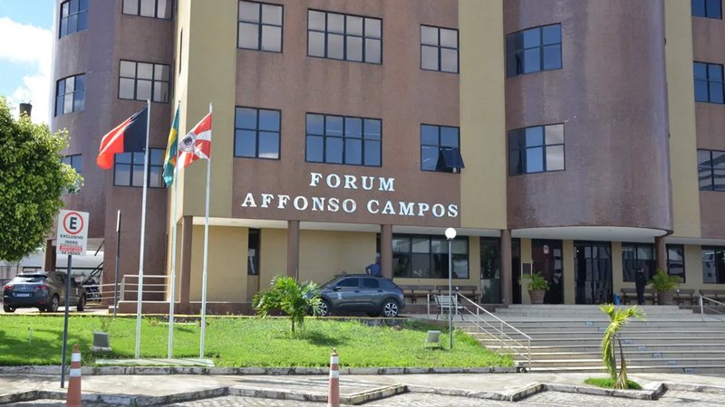 Falsa advogada é presa durante júri popular