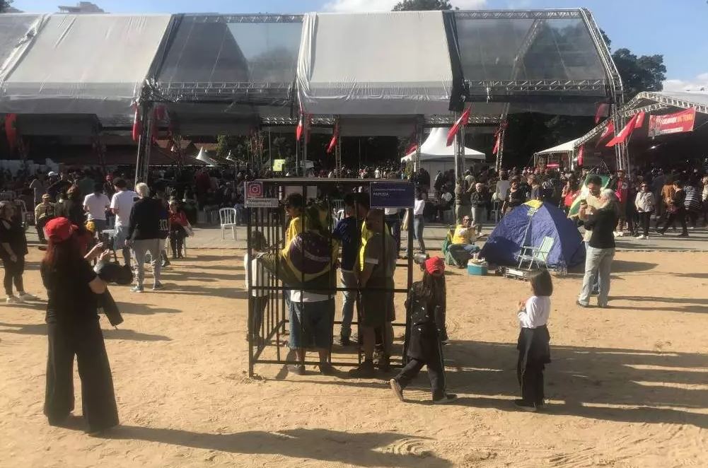 Feira do MST faz simulação de cela para ‘bolsonaristas’: “Papuda de Brasília”