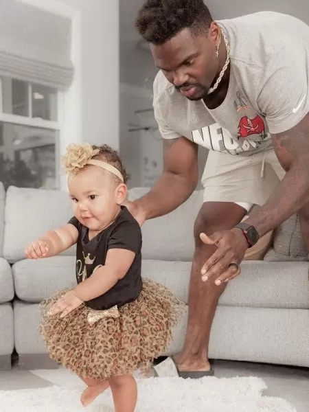 Filha de dois anos de astro da NFL morre afogada na piscina da família 