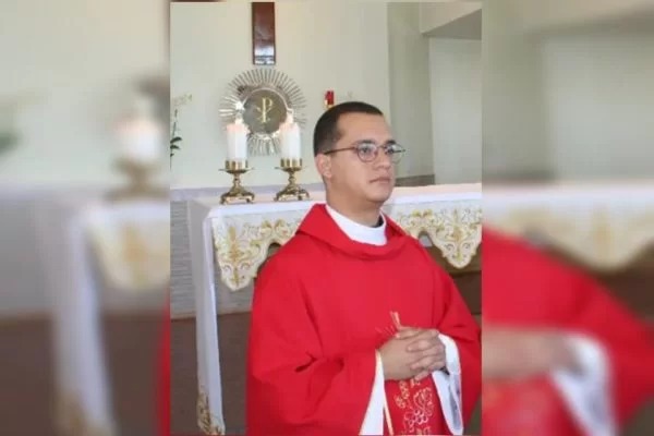 Flagra: Padre é filmado dançando pagode até o chão com várias mulheres ao redor e gera incômodo a fiéis da paróquia; VEJA VÍDEO