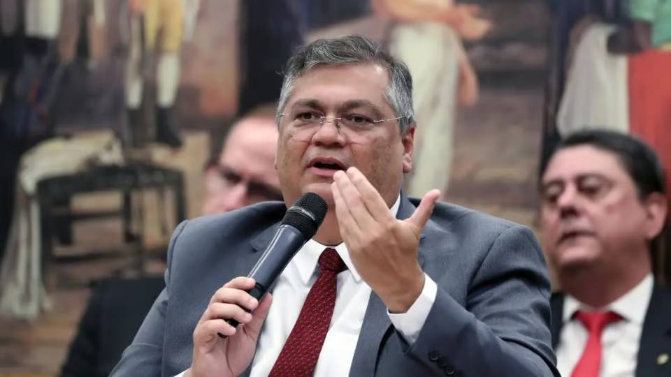 Flávio Bolsonaro pede à PGR afastamento e quebra de sigilo de Dino