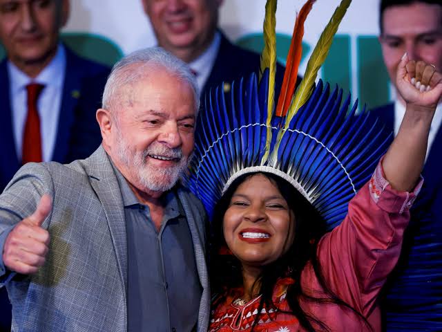 Fogo amigo: Sonia Guajajara faz duro desabafo sobre Lula