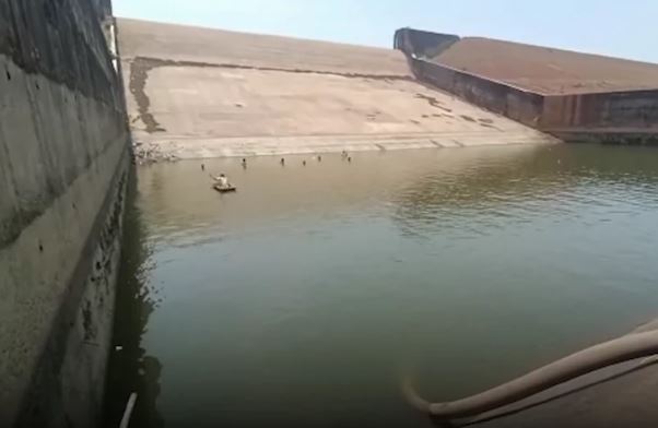 Funcionário na Índia drena reservatório para achar celular e é suspenso do trabalho