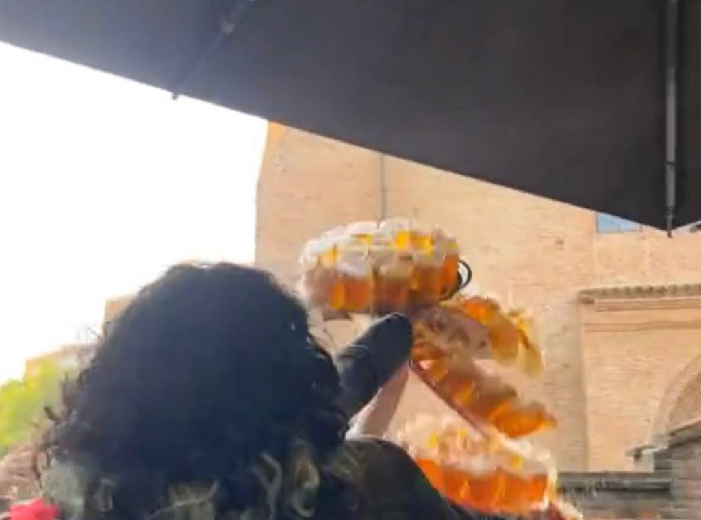 Garçom tenta impressionar levando 8 bandejas de chopp mas acaba derrubando tudo; VEJA VÍDEO