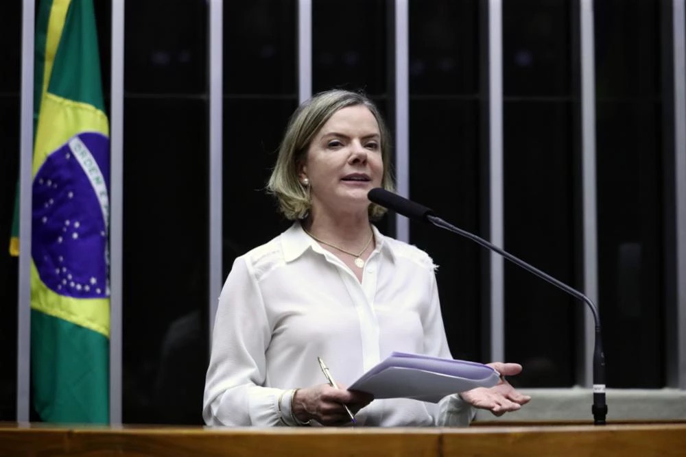 Gleisi pede a prisão de Bolsonaro e é rebatida por internautas