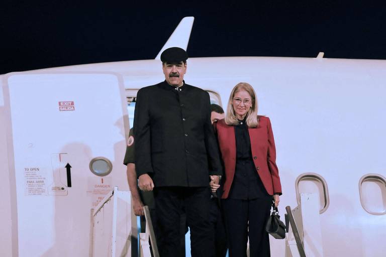 O ditador da Venezuela, Nicolás Maduro, acompanhado de sua esposa, Cilia Flores, desembarca em Brasília