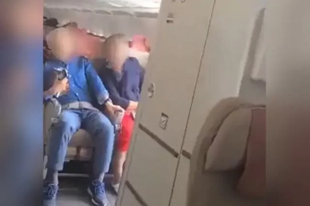 Homem abre porta de emergência de avião em pleno o voo; VEJA VÍDEO