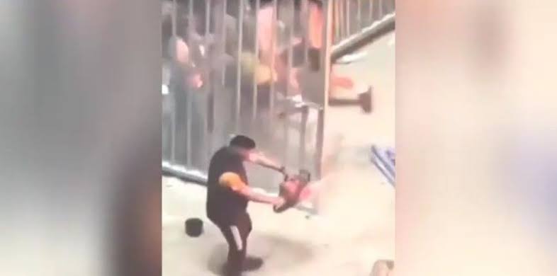 Homem é flagrado com motosserra durante briga em partida de futebol; VEJA VÍDEO