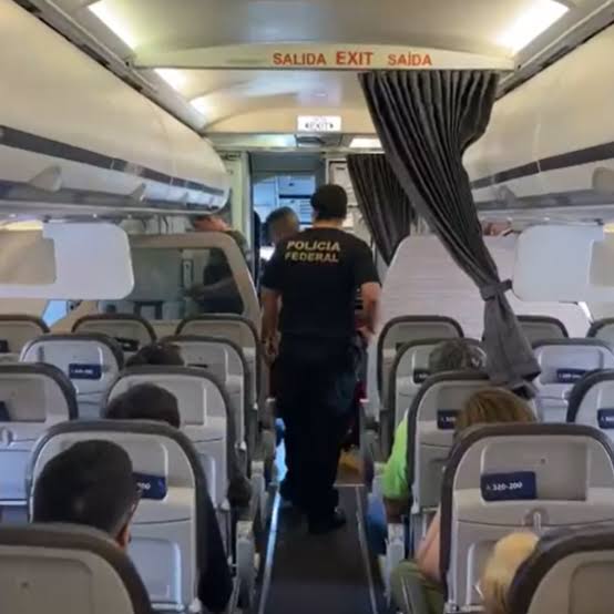 Homem é preso dentro de avião por dever quase R$ 30 mil em pensão alimentícia