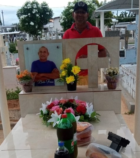 Homem reúne amigos e parentes para festejar aniversário dentro de cemitério; VEJA VÍDEO