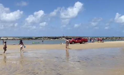Homem sofre infarto e morre enquanto nadava na praia