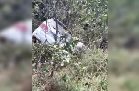Homens passam a noite gritando ‘socorro’ após carro cair em ribanceira e deixar vítimas fatais; VEJA VÍDEO