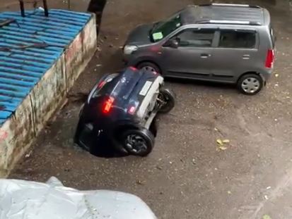 Impressionante: Asfalto ‘engole’ carro que estava estacionado; VEJA VÍDEO