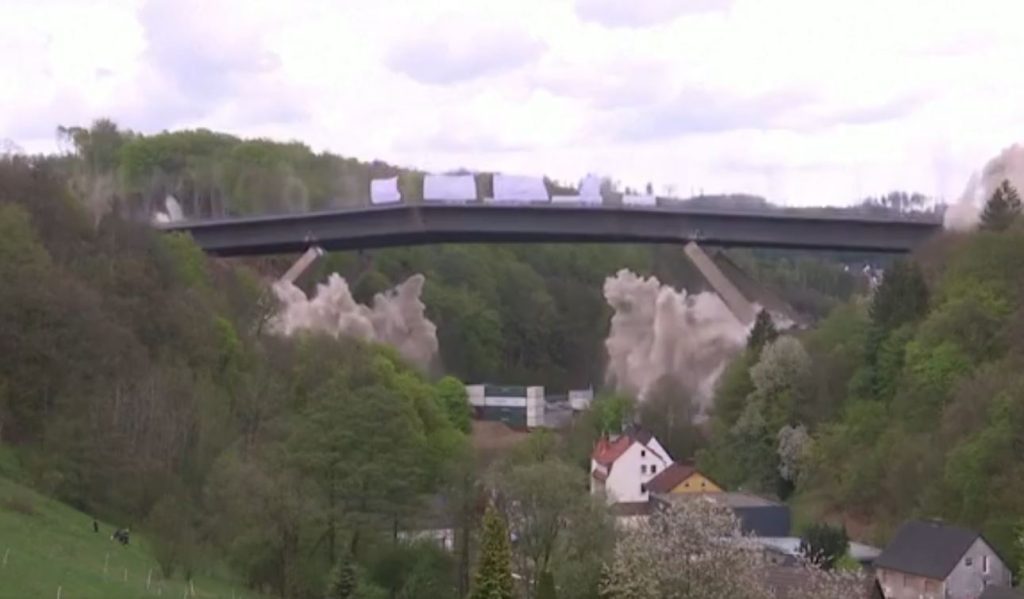 Impressionante: Ponte de 450 metros é implodida e cai ‘inteira’; VEJA VÍDEO