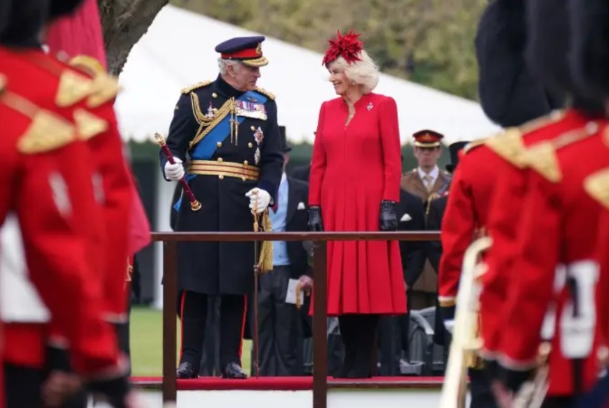 Integrante da banda real passa mal durante percurso de Charles 3º até Abadia de Westminster; VEJA IMAGEM