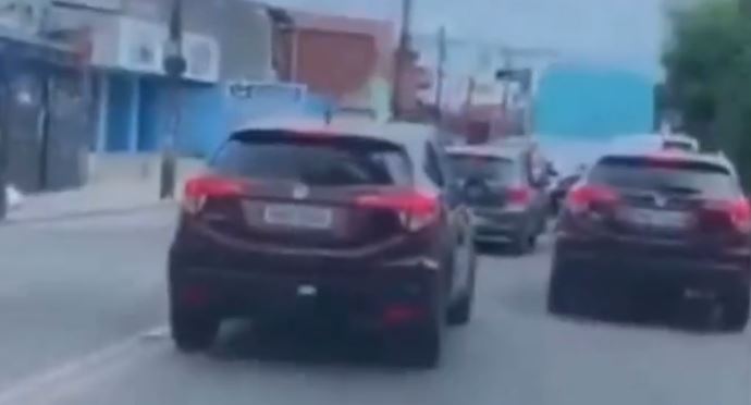 Inusitado: carros do mesmo modelo e placas se cruzam em avenida de Fortaleza; VEJA VÍDEO