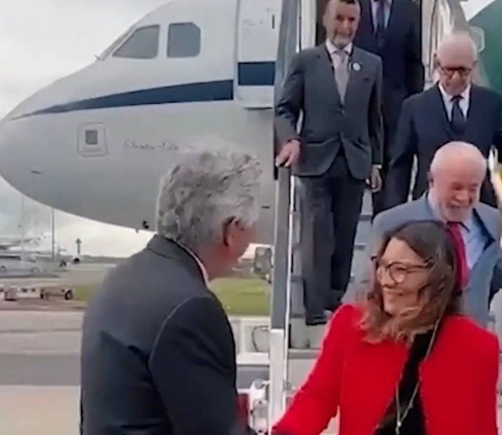 Janja quebra protocolo e deixa Lula pra trás ao descer de avião presidencial, VEJA VÍDEO