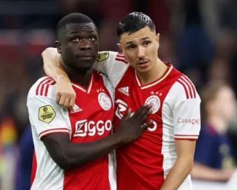 Jogador parte para cima e dá soco em ‘torcedor’ após ofensa racista contra companheiro de equipe; VEJA VÍDEO