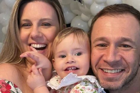 Jornalista Tiago Leifert revela estado de saúde da filha que está com câncer raro nos olhos