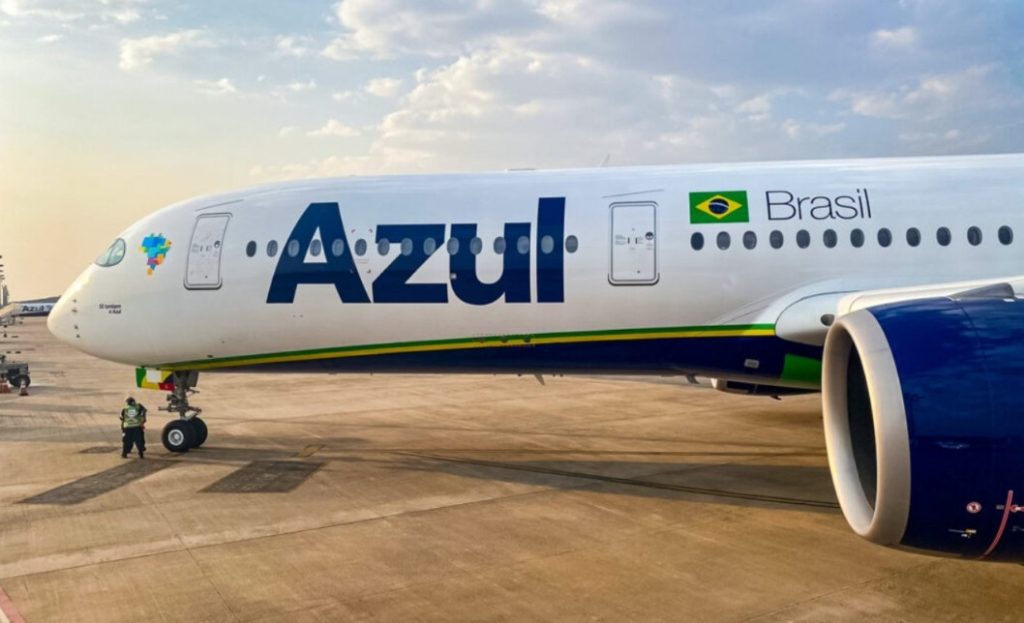 Juiz cita “extrema desconsideração” e condena Azul a indenizar família que teve voo cancelado sem aviso
