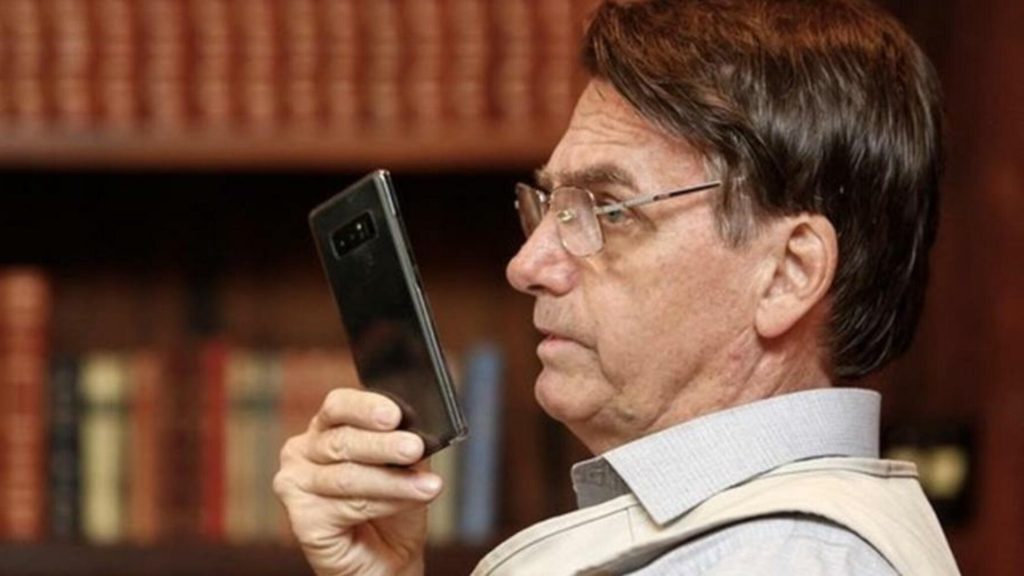 Juristas afirmam que banalizar apreensão de celulares, como no caso de Bolsonaro, é prática abusiva