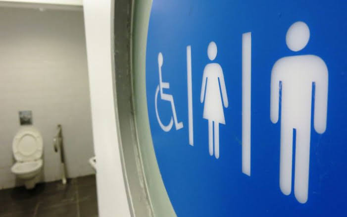 Justiça derruba lei que proibia banheiros “unissex” em escolas 