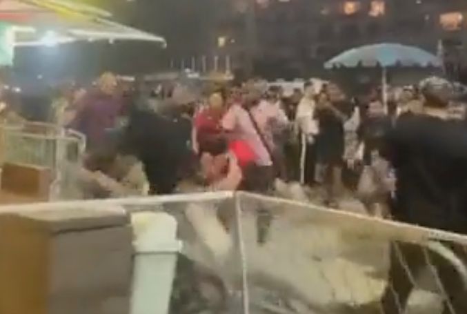 Ladrão de celular leva surra da população após ser capturado no RJ; VEJA VÍDEO