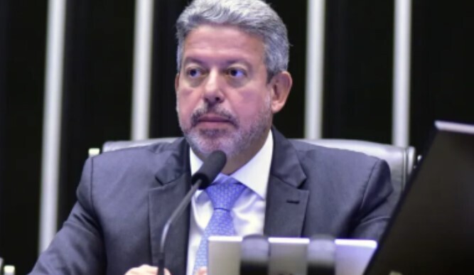 Lira deve reunir líderes para avaliar se adia votação do PL da Censura