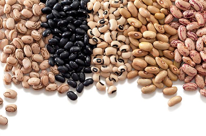 Lotes de feijões de duas marcas são recolhidos no Brasil por grãos ‘mofados e ardidos’; VEJA