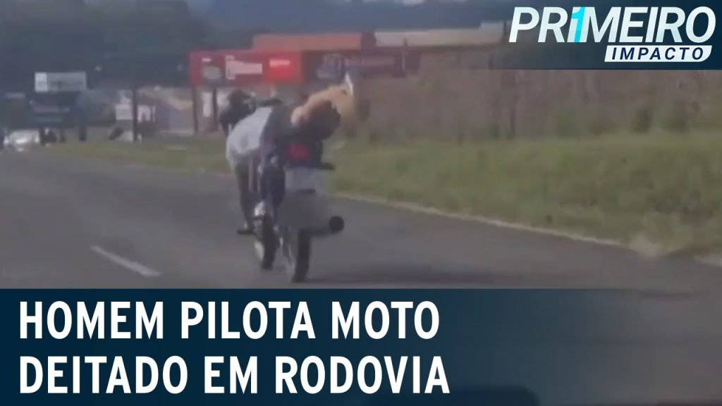 Loucura: Homem pilota moto deitado em rodovia movimentada; VEJA VÍDEO